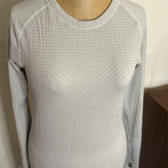 Lululemon sz 6 light grey thermal with thumb holes great pre owned condition - Picture 2 of 5